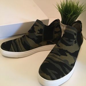 Steven Madden New York  Camoflage Slip On